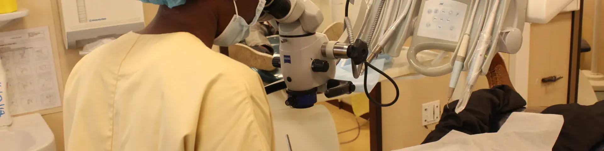 Soin endodontique sous microscope opératoire
